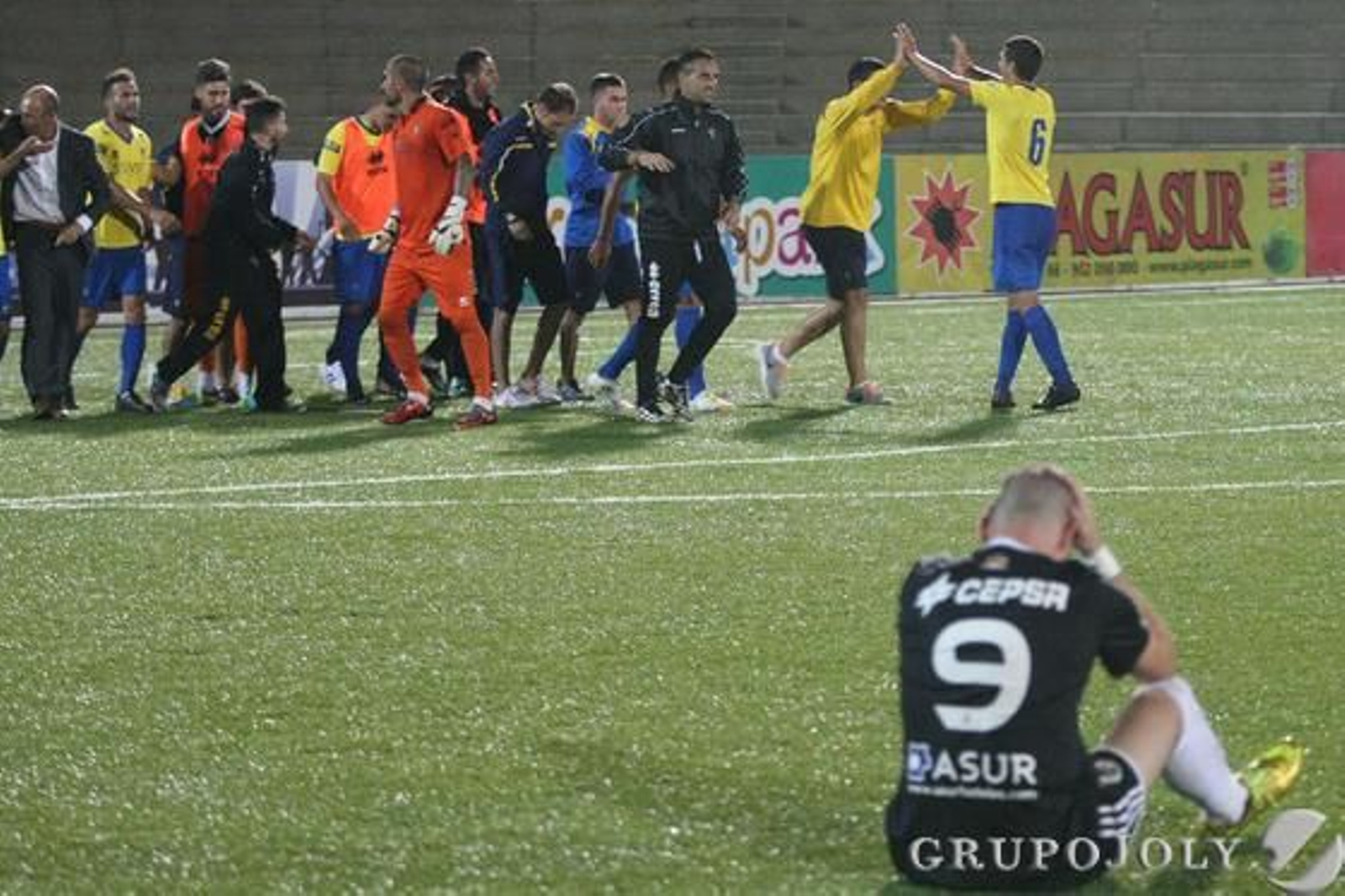 Los cadistas celebran el pase ante la desolación de Copi. 

Foto: Paco Guerrero