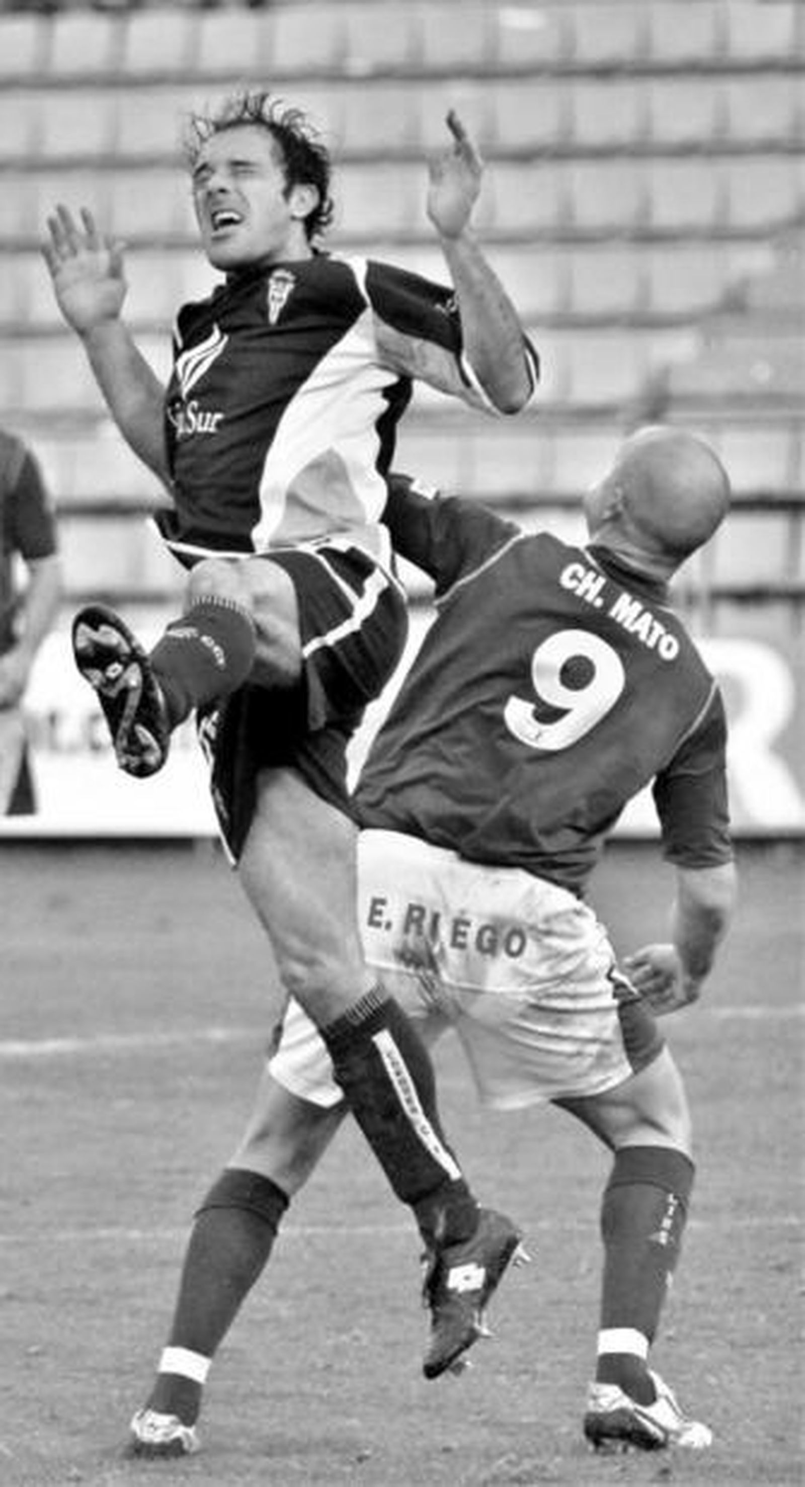 Pineda busca un balón aéreo obstaculizado por el ferrolano Chema Mato.