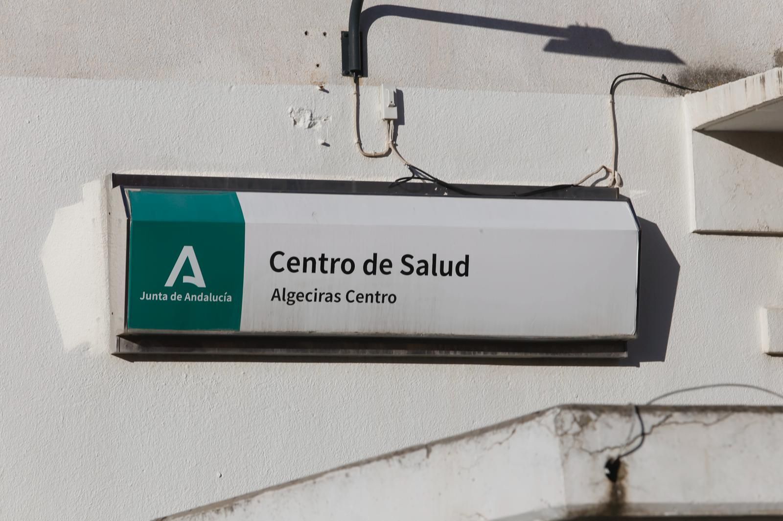 El Centro de Salud Menéndez Tolosa de Algeciras mantiene la actividad diaria con normalidad en urgencias, pese a la huelga en el sector médico.