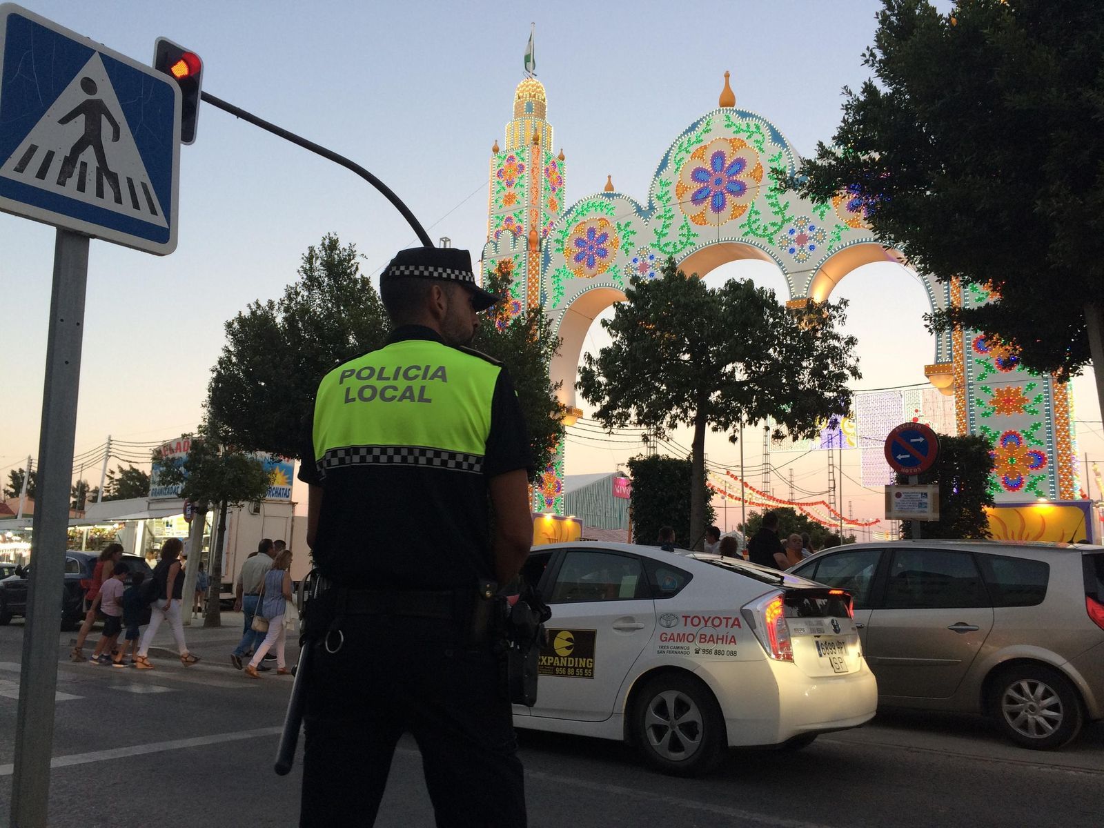 Un agente de Policía vigila el tráfico ante la portada de Feria.