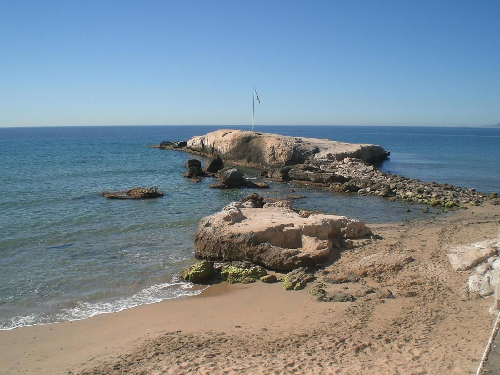 El Pichirichi, la roca que separa las playas de Mar Rabiosa y Mar Serena.
