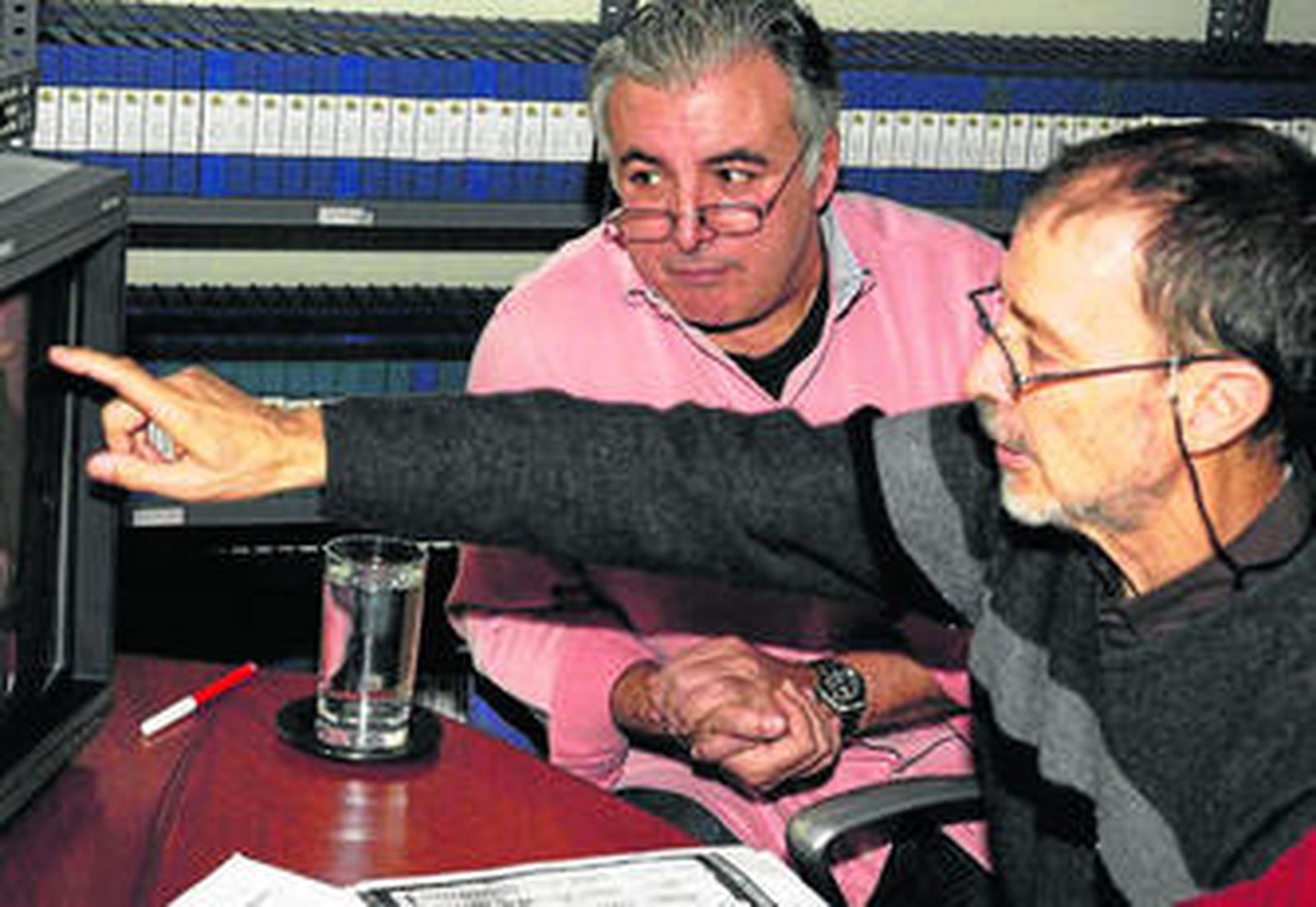 Lebrón y Alcaine en 2007 dando los últimos toques a 'Sevilla Clásica' en La Punta del Diamante.