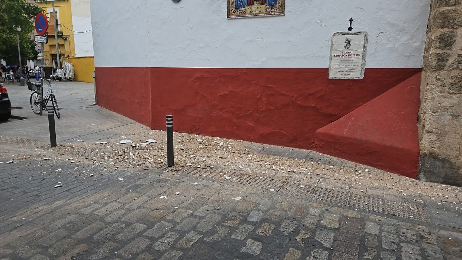 Los trozos del revestimiento que se han venido abajo.