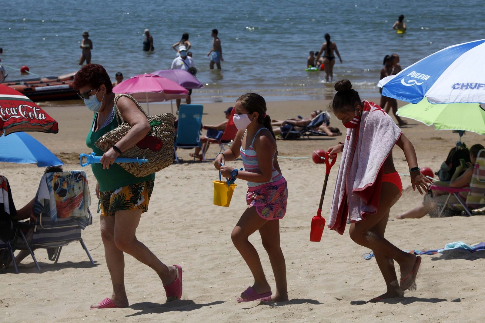Imágenes de los bañitas en La Antilla y Nuevo Portil con mascarillas