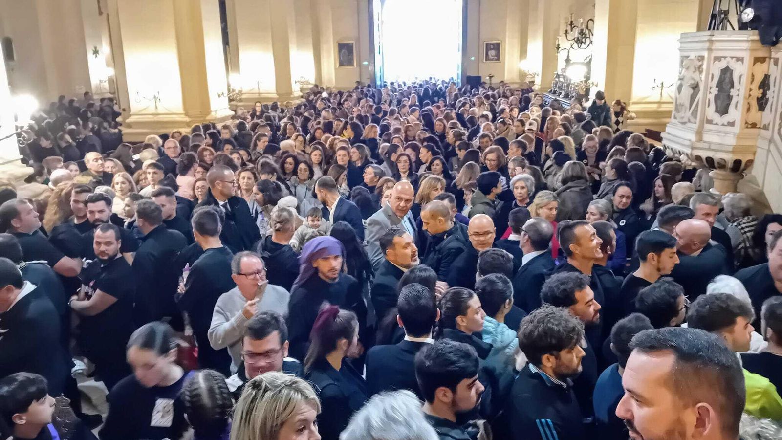 La Iglesia repleta de fieles.