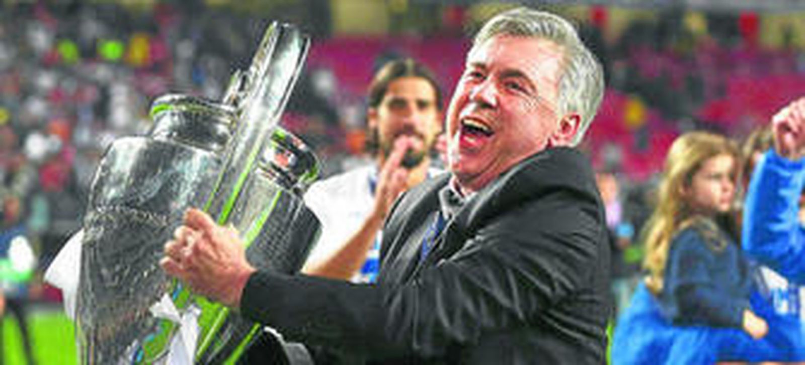 Carlo Ancelotti, entrenador del Real Madrid, con el trofeo conquistado en Lisboa, décima Copa de Europa en el palmarés blanco.