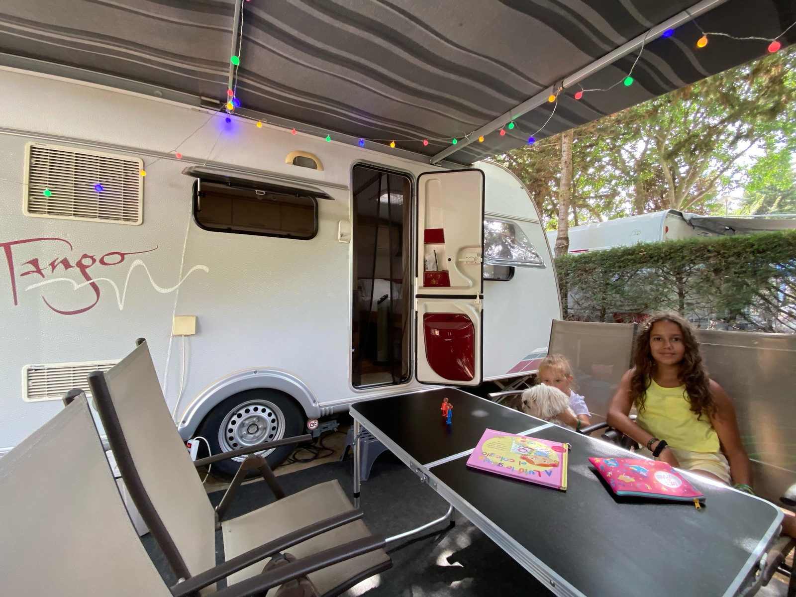 Caravana del sevillano Rubén Ruiz, que se aloja junto a su familia estos días en Conil.