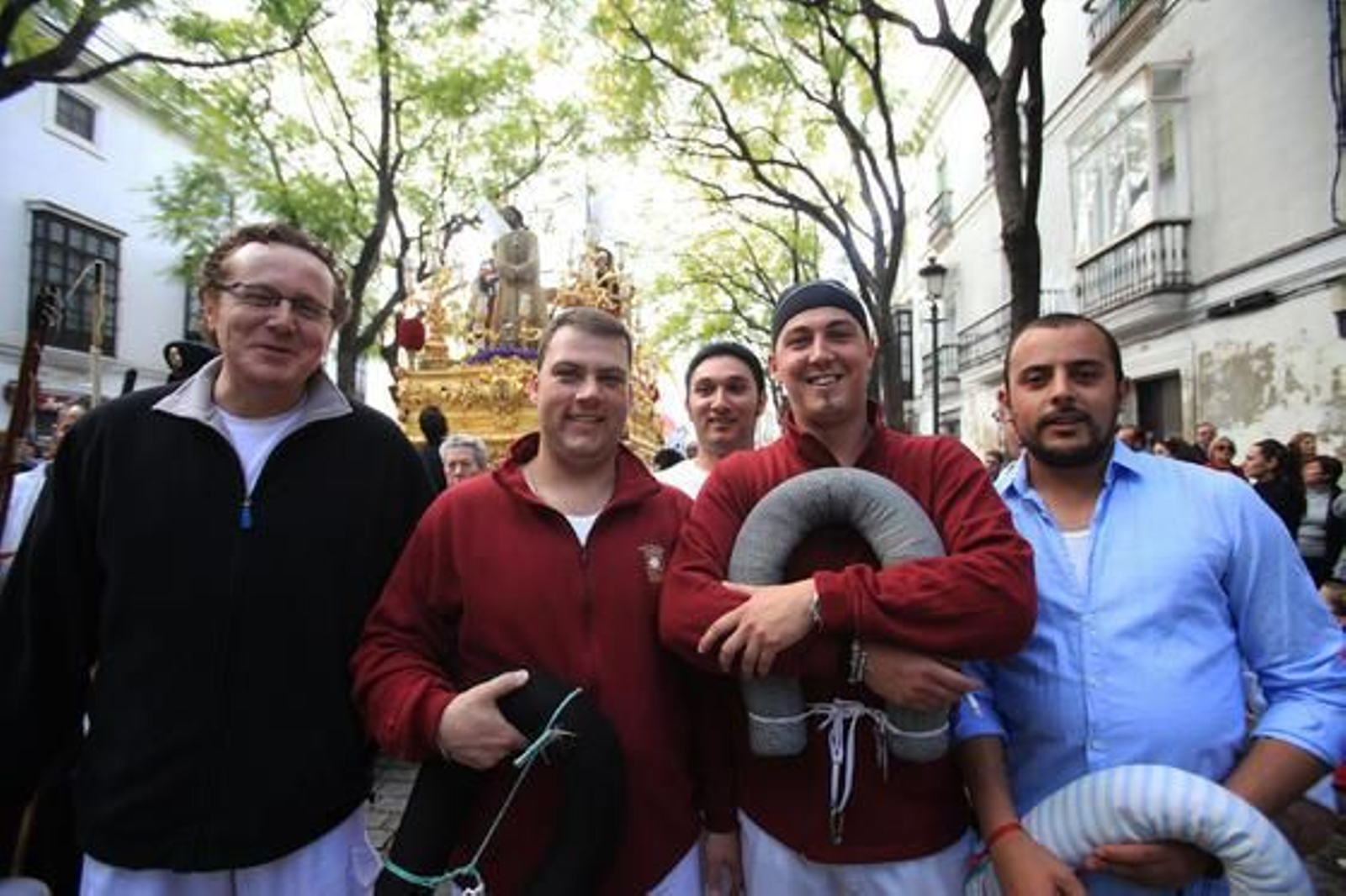 Costaleros del misterio del Transporte aguardan en Porvera su turno para llevar al Señor.

Foto: Vanesa Lobo
