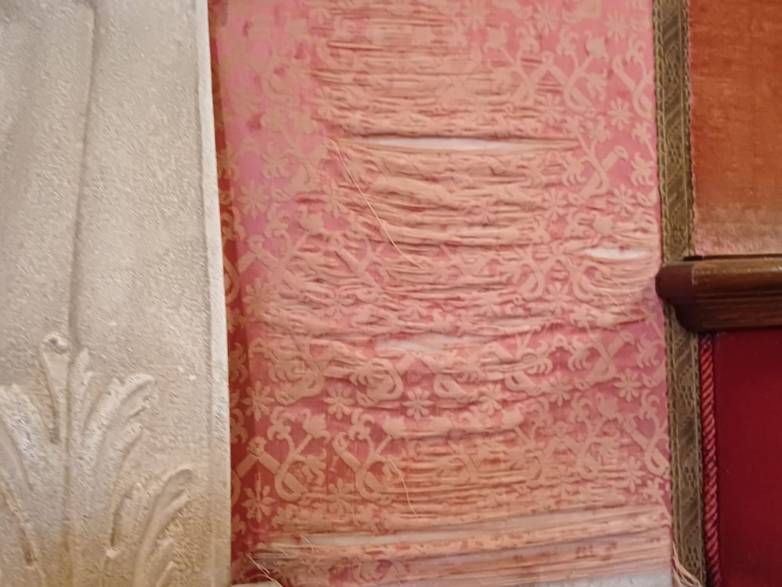 Detalle del estado de las telas que cubren la capilla.