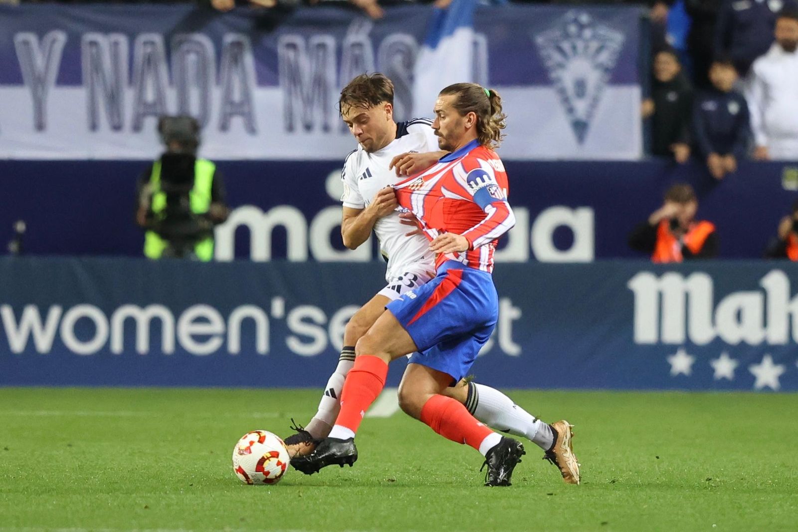 Griezmann forcejea en La Rosaleda.