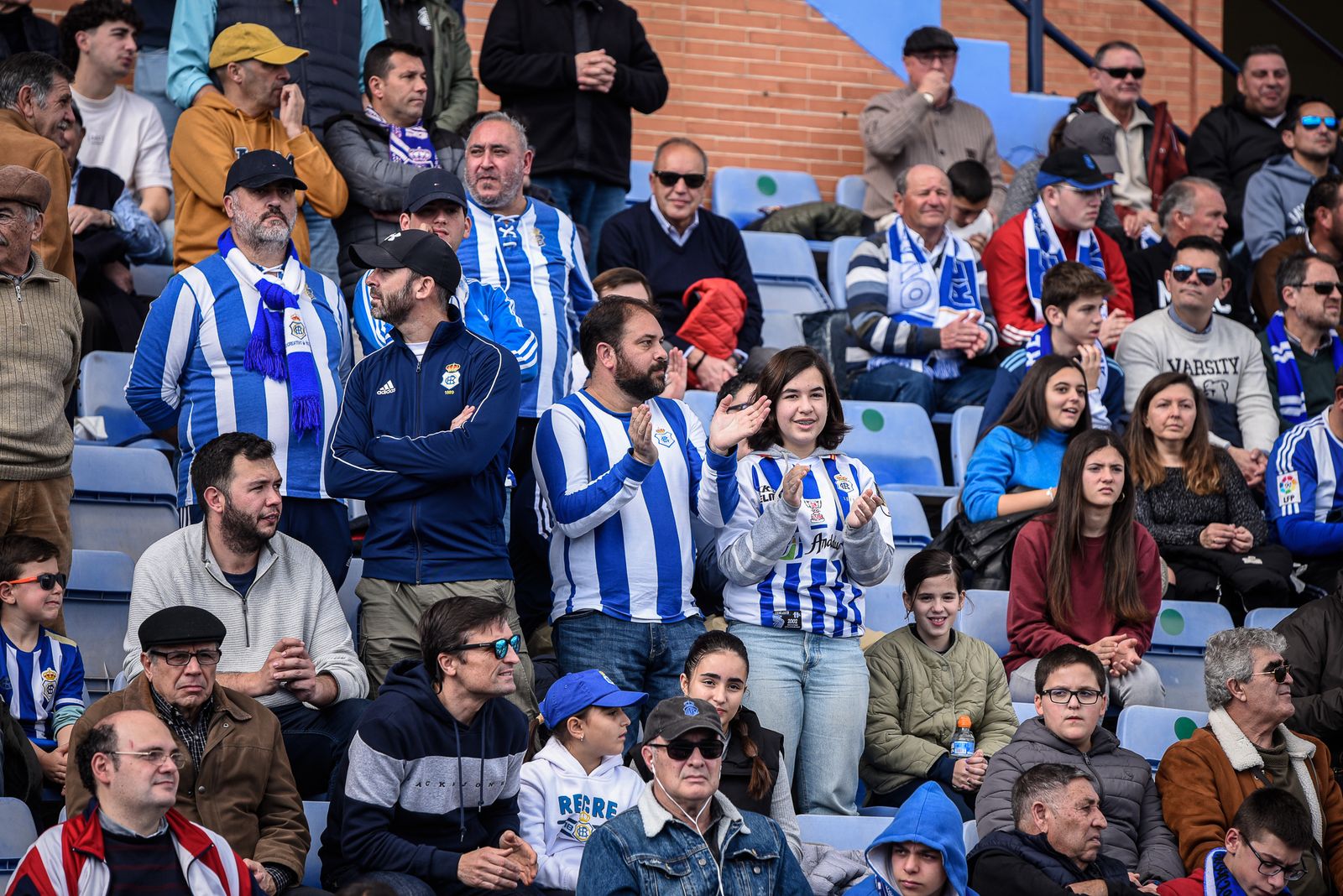 Imágenes de la afición en el Colombino en el Recreativo - Antequera