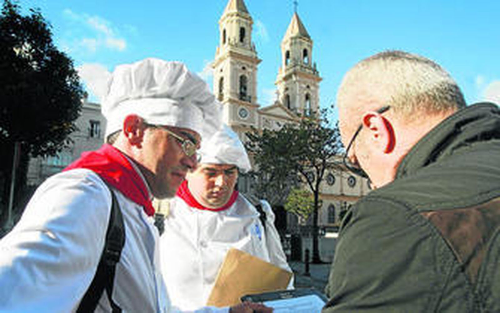 Alumnos de Hostelería recogiendo firmas en la plaza de San Antonio.