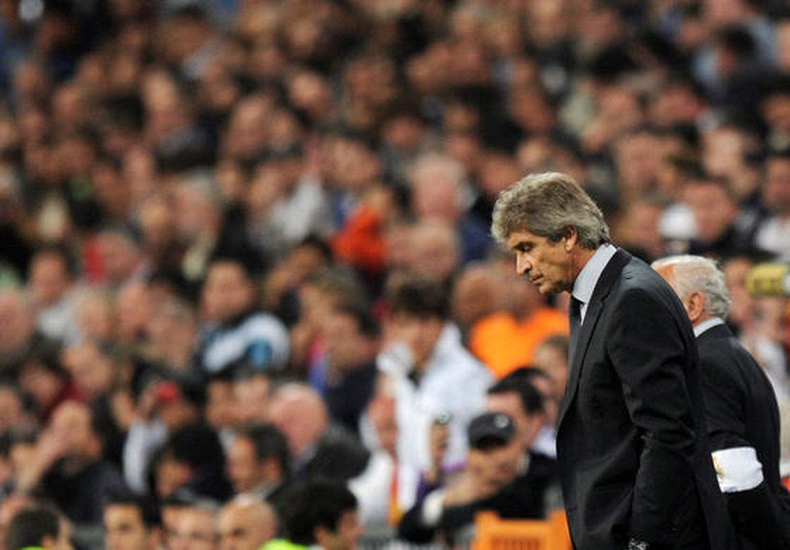 El Barcelona da un golpe casi definitivo a la Liga en el Santiago Bernabéu. / AFP