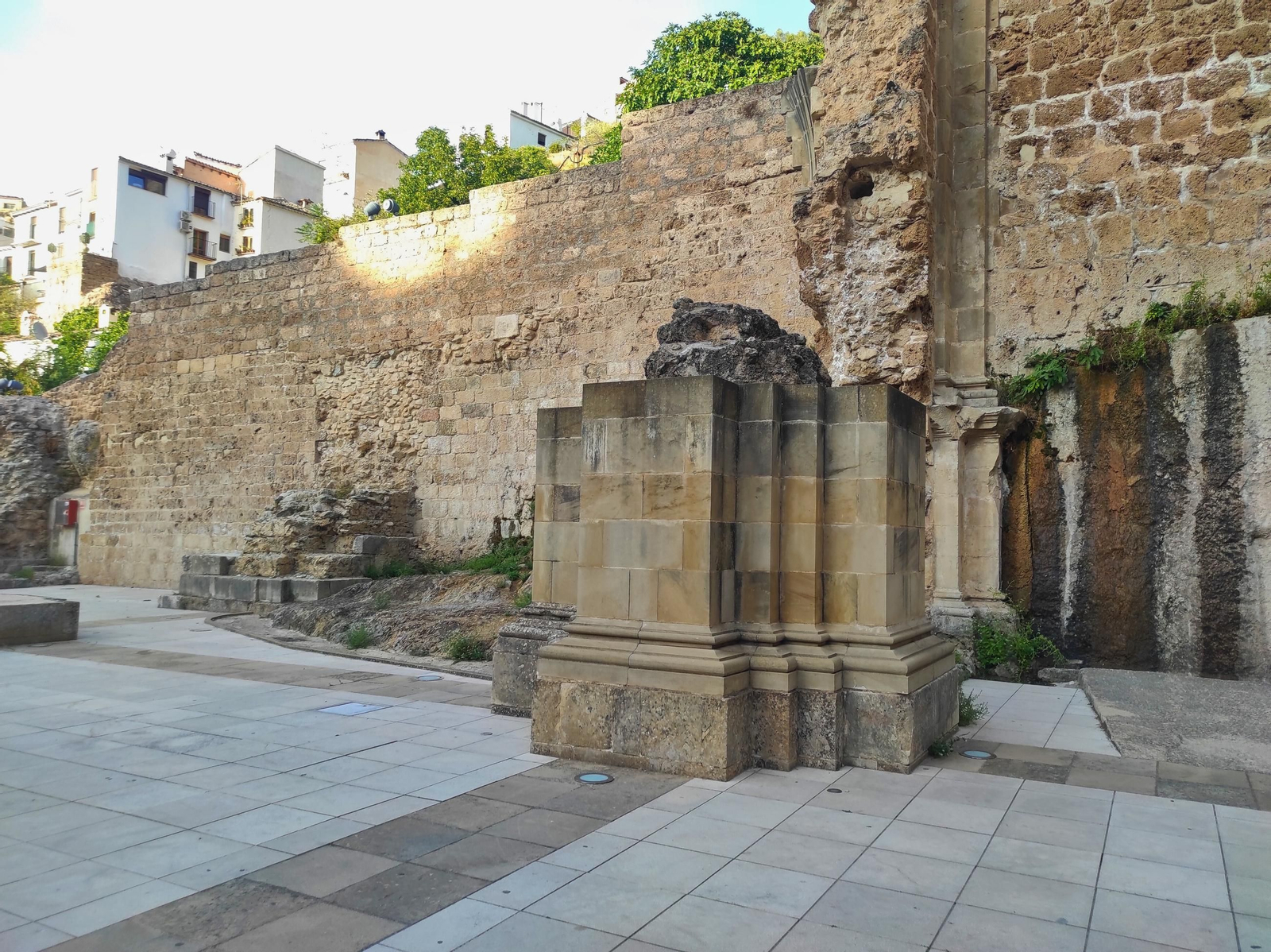 Los muros de piedra nos hablan de siglos de historia y de la grandeza que un día tuvo este templo inconcluso.