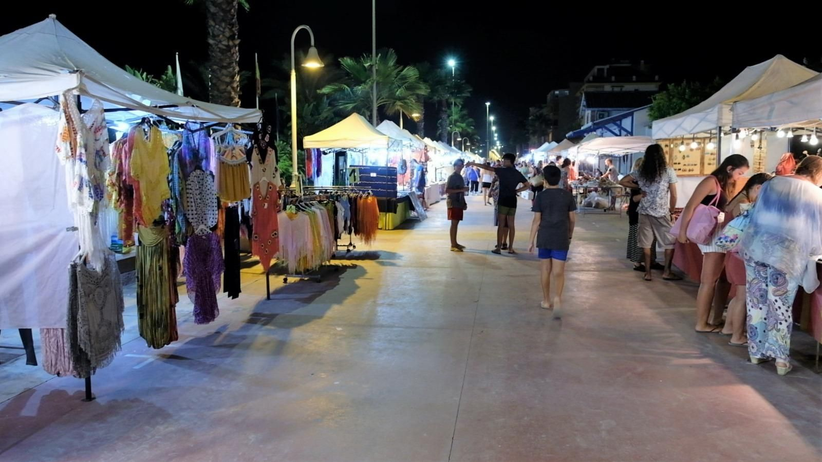 El mercadillo nocturno de Rincón de la Victoria