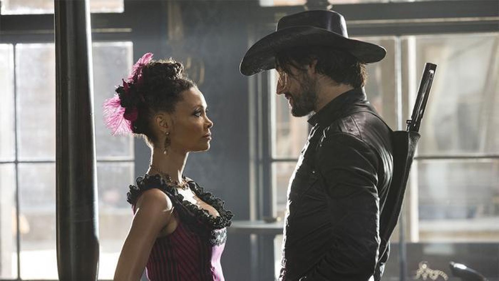 Thandie Newton, Maeve, con el actor Rodrigo Santoro en 'Westworld'.