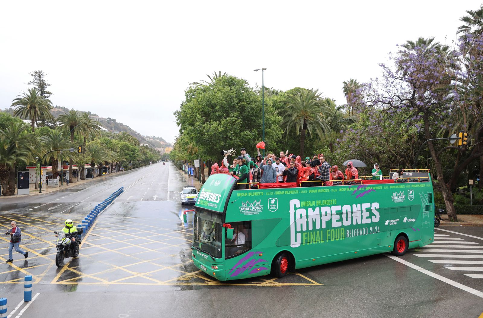 El Unicaja celebra en las calles de Málaga el título de la BCL