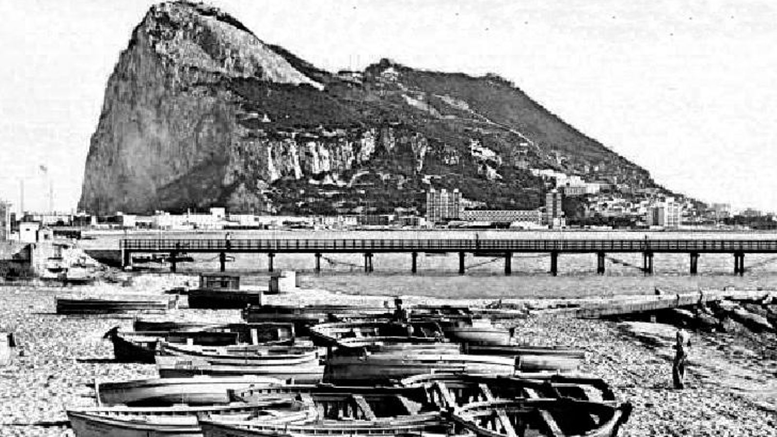El nuevo pantalán construido en la playa de poniente de La Línea de la Concepción hacia el año 1969.