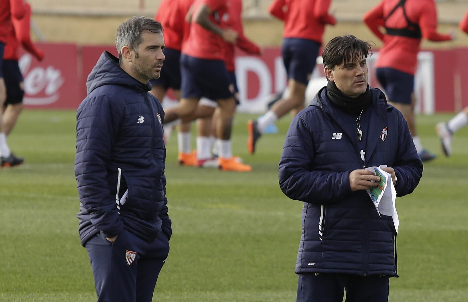 Enzo Maresca y Vincenzo Montella observan los ejercicios físicos que realizaron ayer los jugadores del Sevilla.