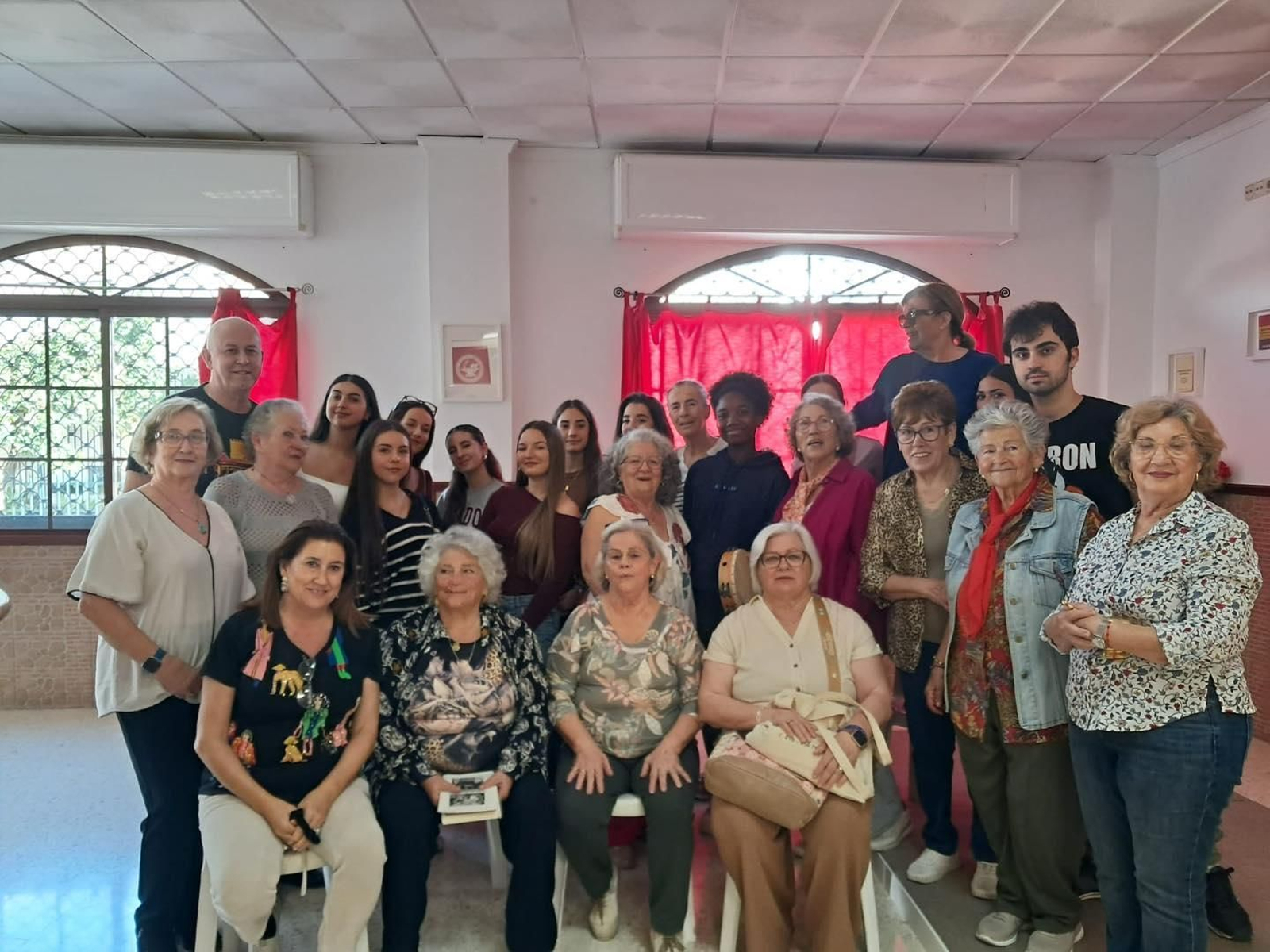 Los alumnos, con las mujeres de la Asociación Beatriz Pacheco de Arcos.