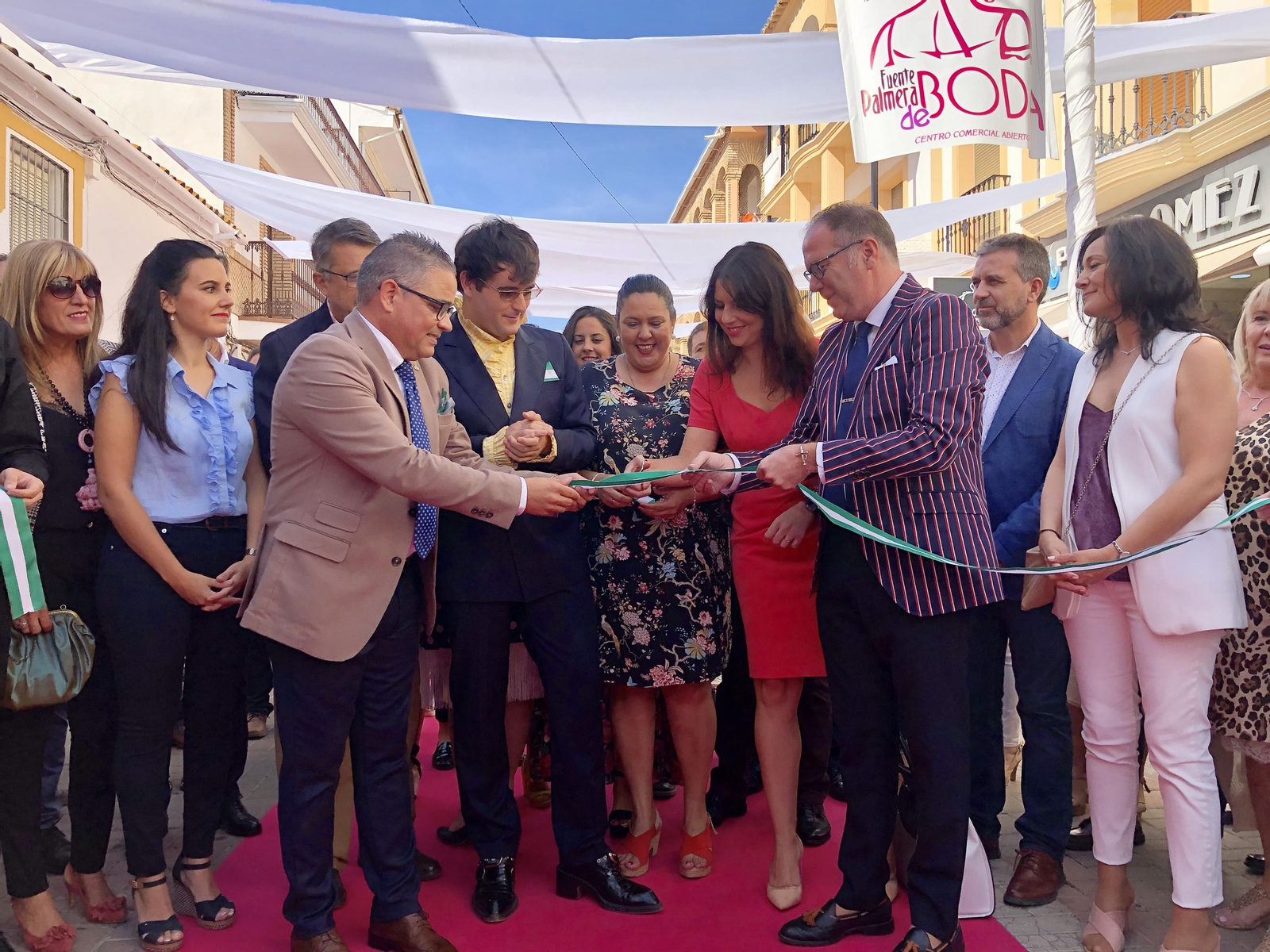 Corte de la cinta con las instituciones y Palomo Spain.