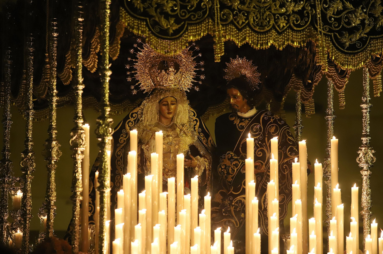 La Hermandad El Nazareno en la madrugá de la Semana Santa de Huelva 2023, en imágenes