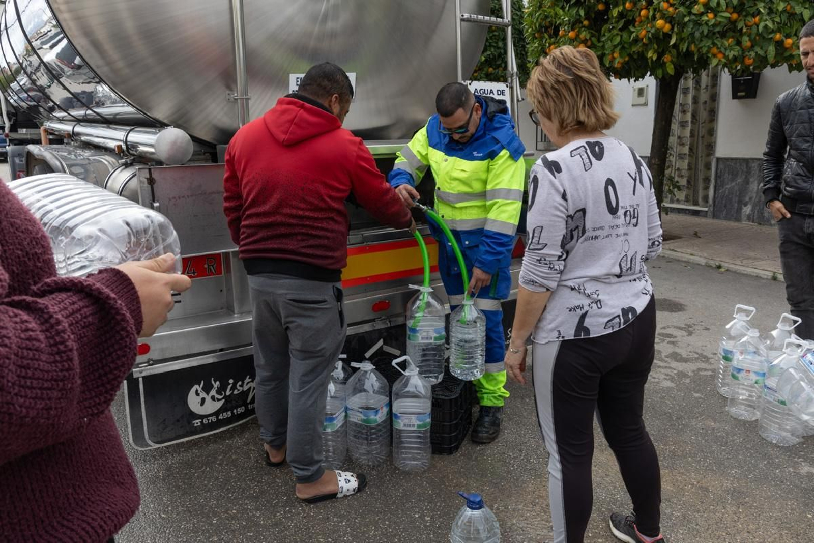 Reparten agua en Mote Lope Alvárez tras prohibir su consumo por presencia de bromato
