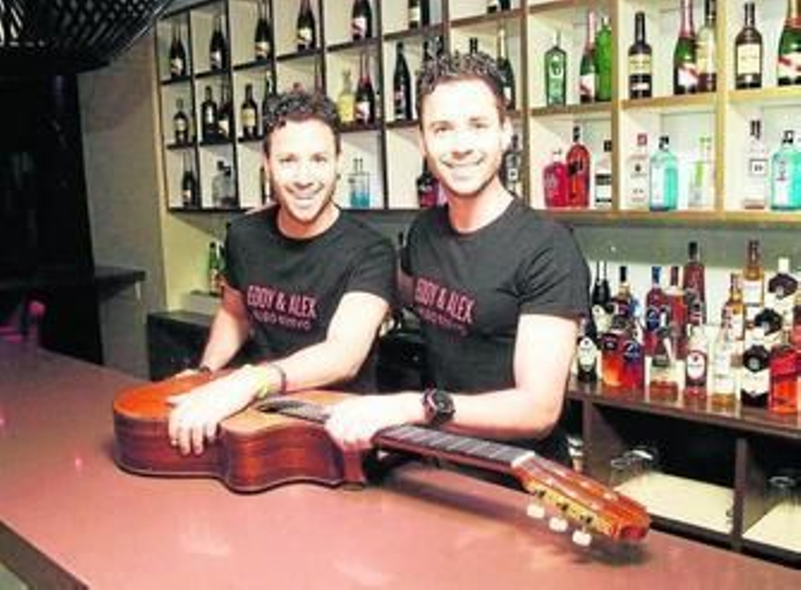 Eddy y Alex ayer junto a su guitarra en la discoteca Cibeles.