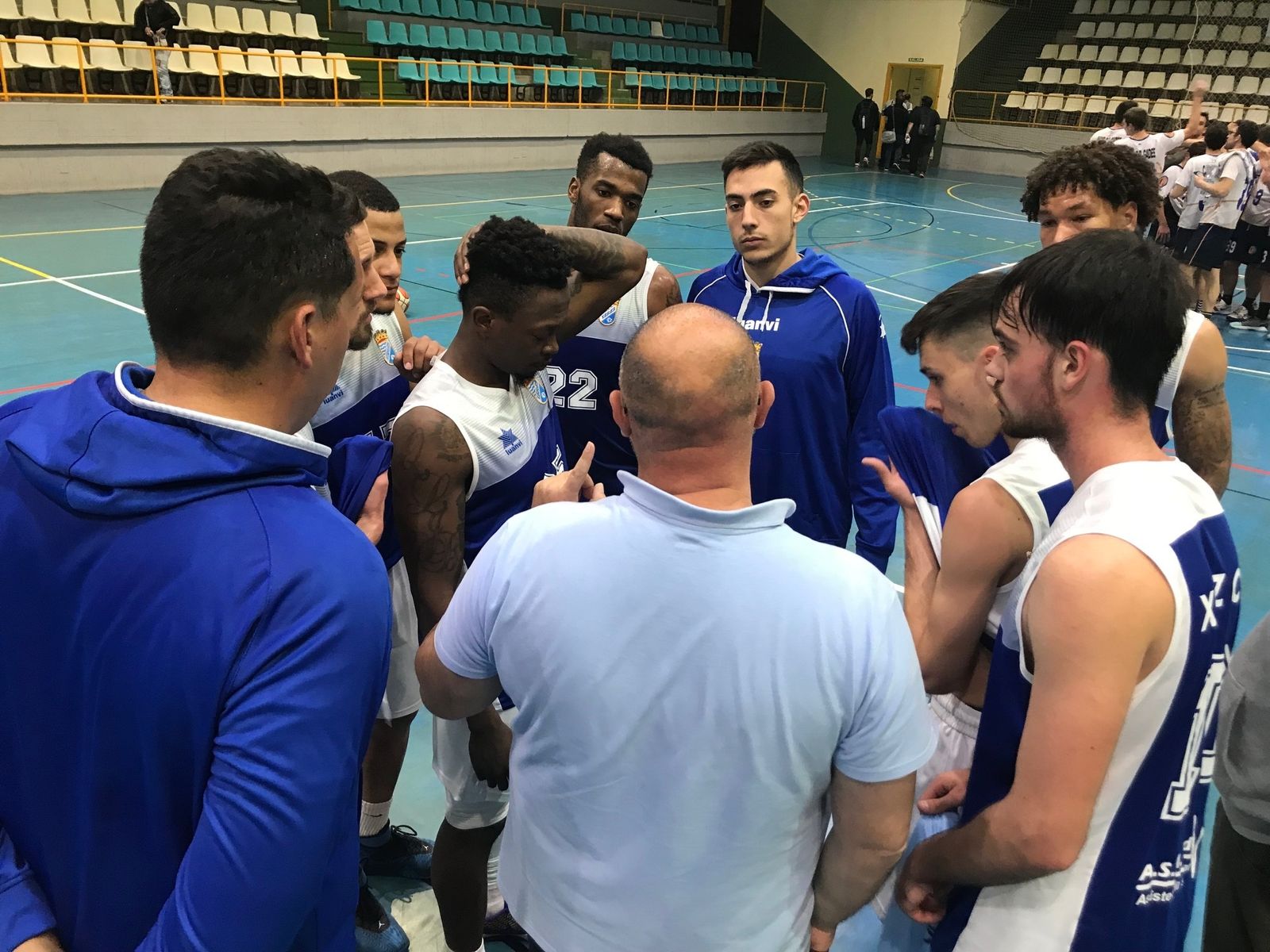 Julián Martínez, entrenador xerecista, dando instrucciones a sus jugadores en un tiempo muerto.