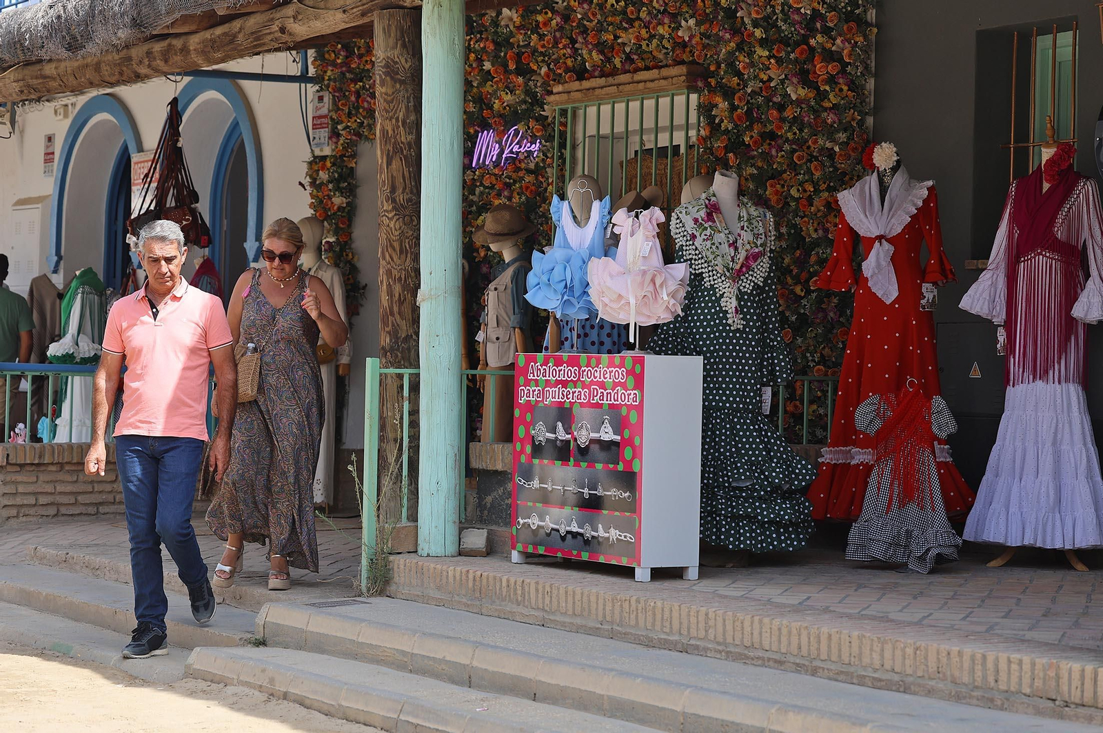Imágenes del ambiente en el Rocío Chico en la mañana del sábado