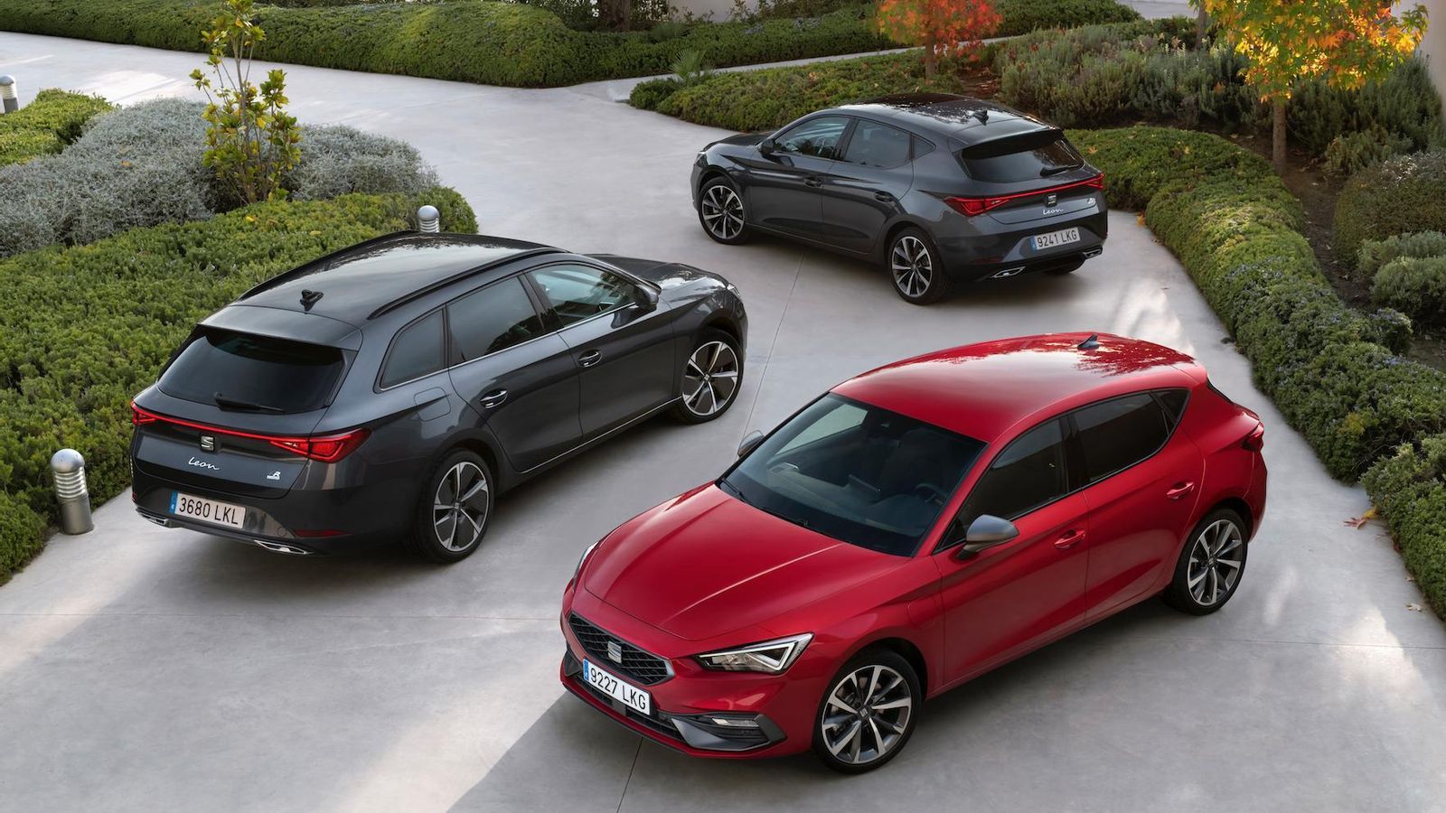 La oferta del León e-Hybrid se conforma en torno a las dos carrocerías disponibles e, inicialmente, dos niveles de equipamiento.