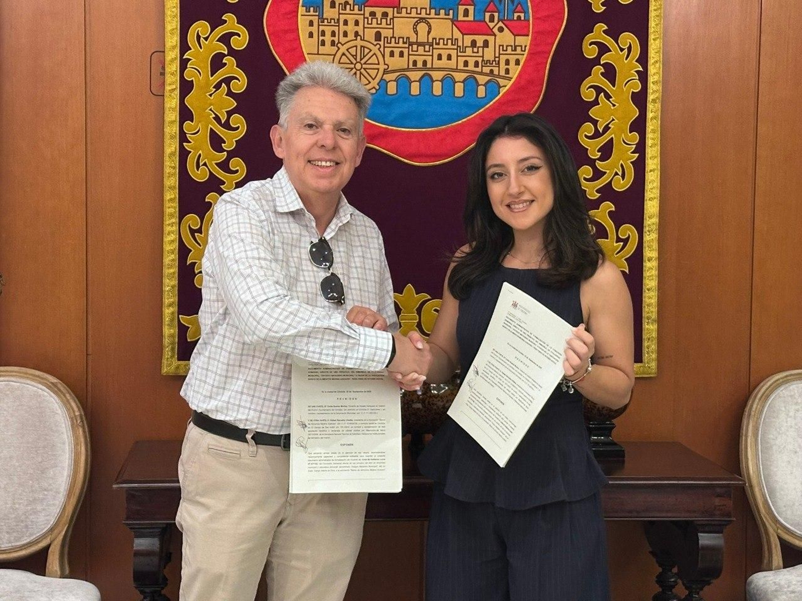 Rafael Revuelto y Cintia Bustos, tras la firma del acuerdo.