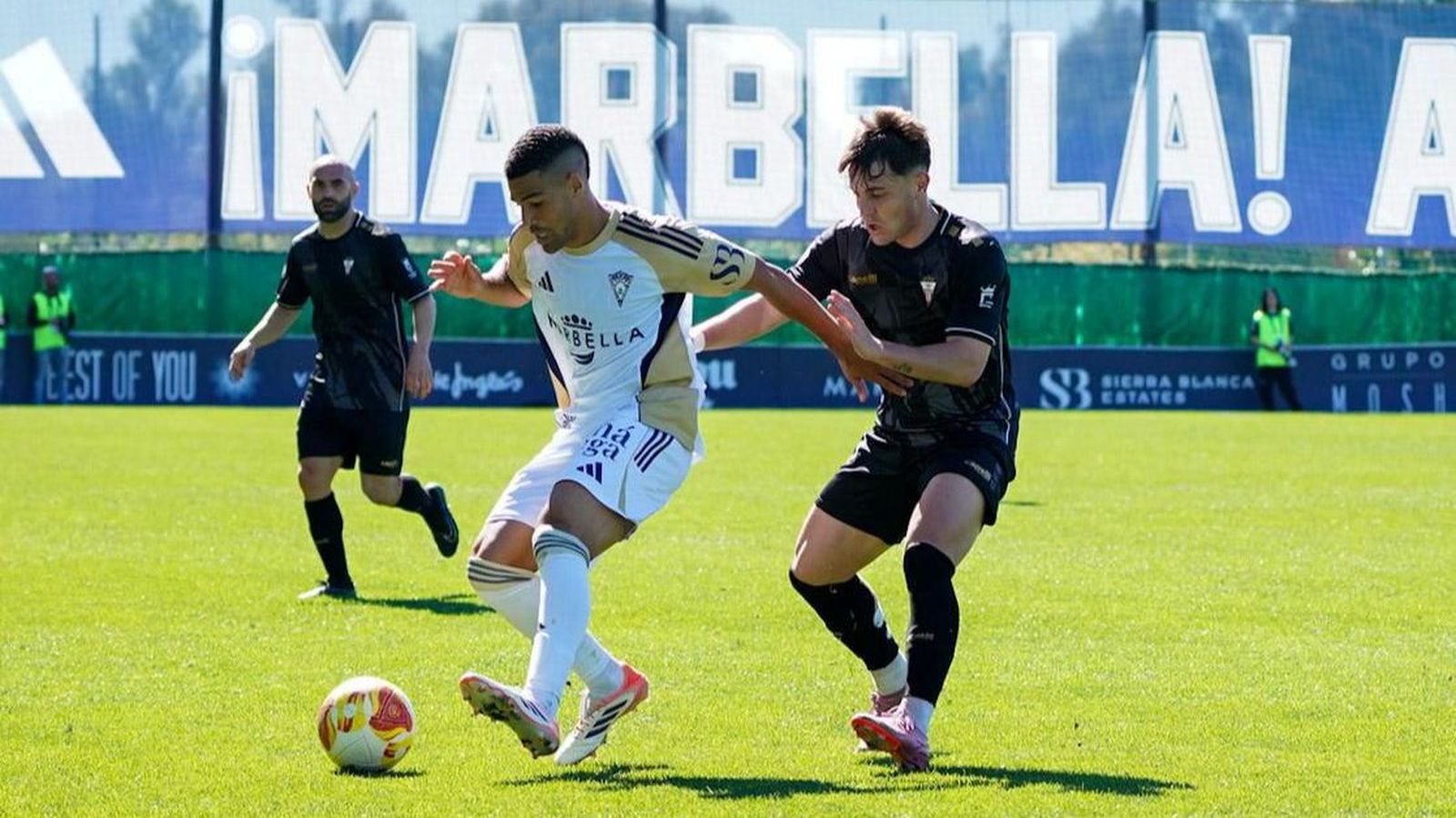 Dani Garrido presiona a un rival en Marbella.