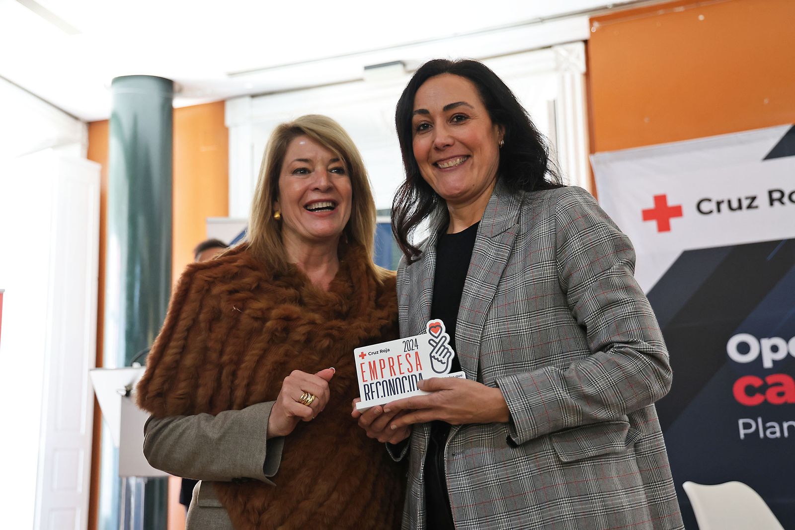 Imágenes del reconocimiento de Cruz Roja Huelva a empresas de Huelva por su compromiso con los colectivos vulnerables