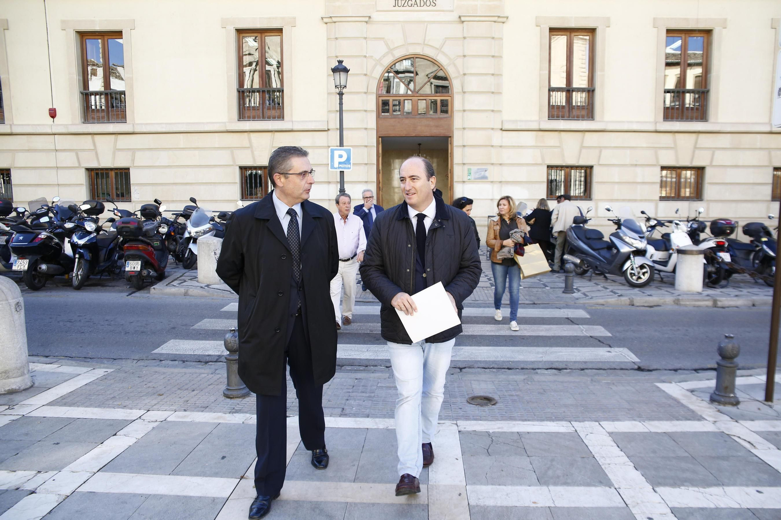 García Montero, ayer a las puertas de la Audiencia.
