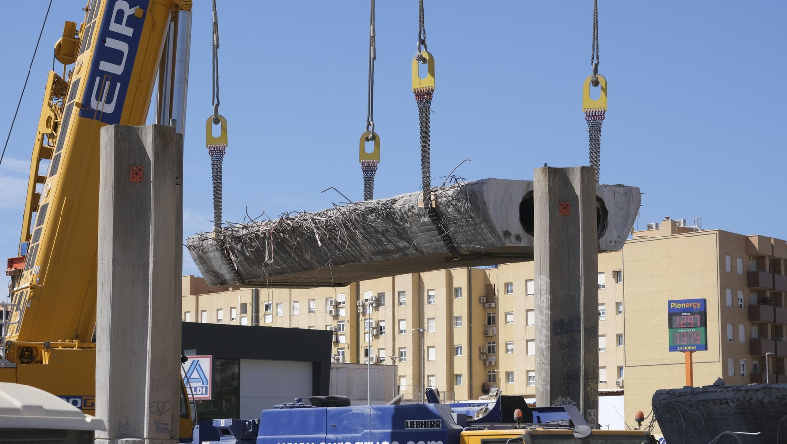 El Puente de la Avenida del Mediterráneo en su última fase de desmantelamiento, en imágenes