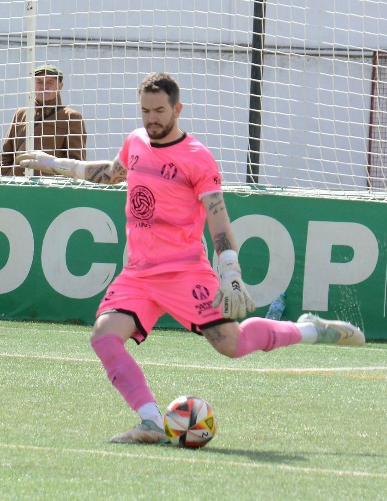 Lopito, en un saque de puerta de esta temporada con la camiseta del Atlético Mancha Real.