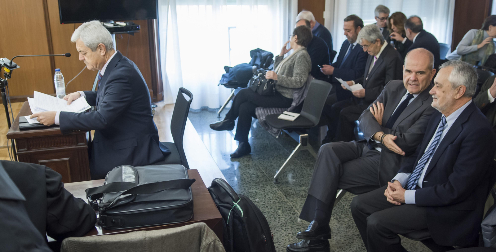 Chaves y Griñán conversan mientras Francisco Vallejo declara en la Audiencia. Chaves y Griñán conversan mientras Francisco Vallejo declara en la Audiencia.