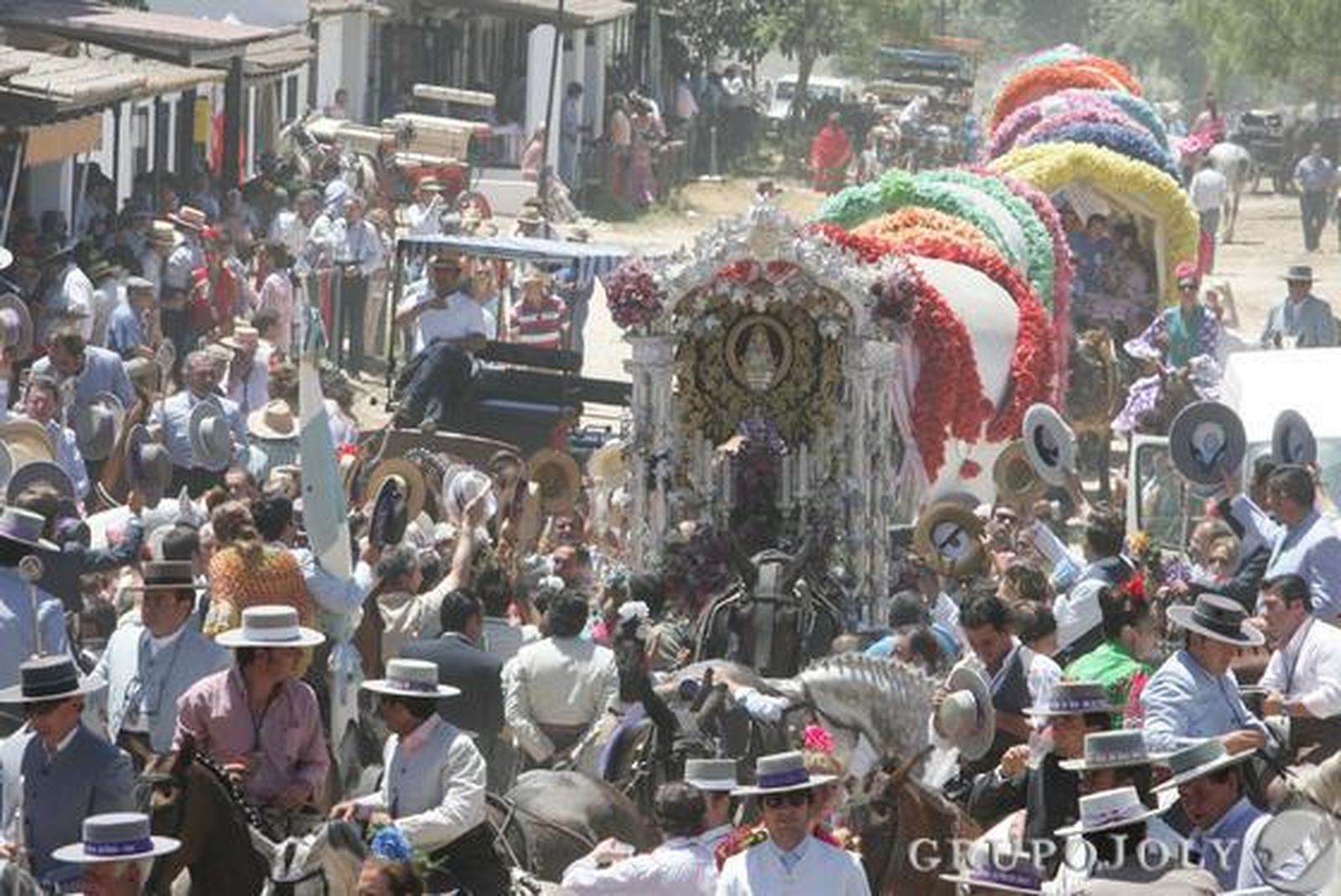 El Simpecado y las carretas a su paso por la calle Bellavista

Foto: Pascual