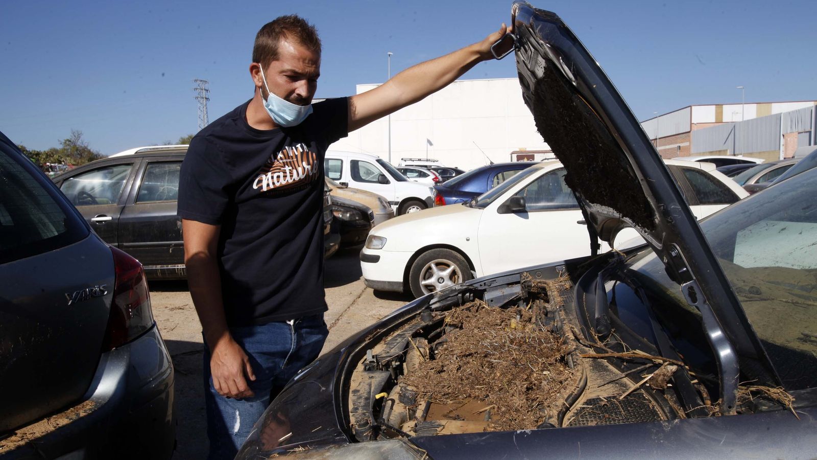 Un vecino de Lepe observa el estado del motor de su vehículo