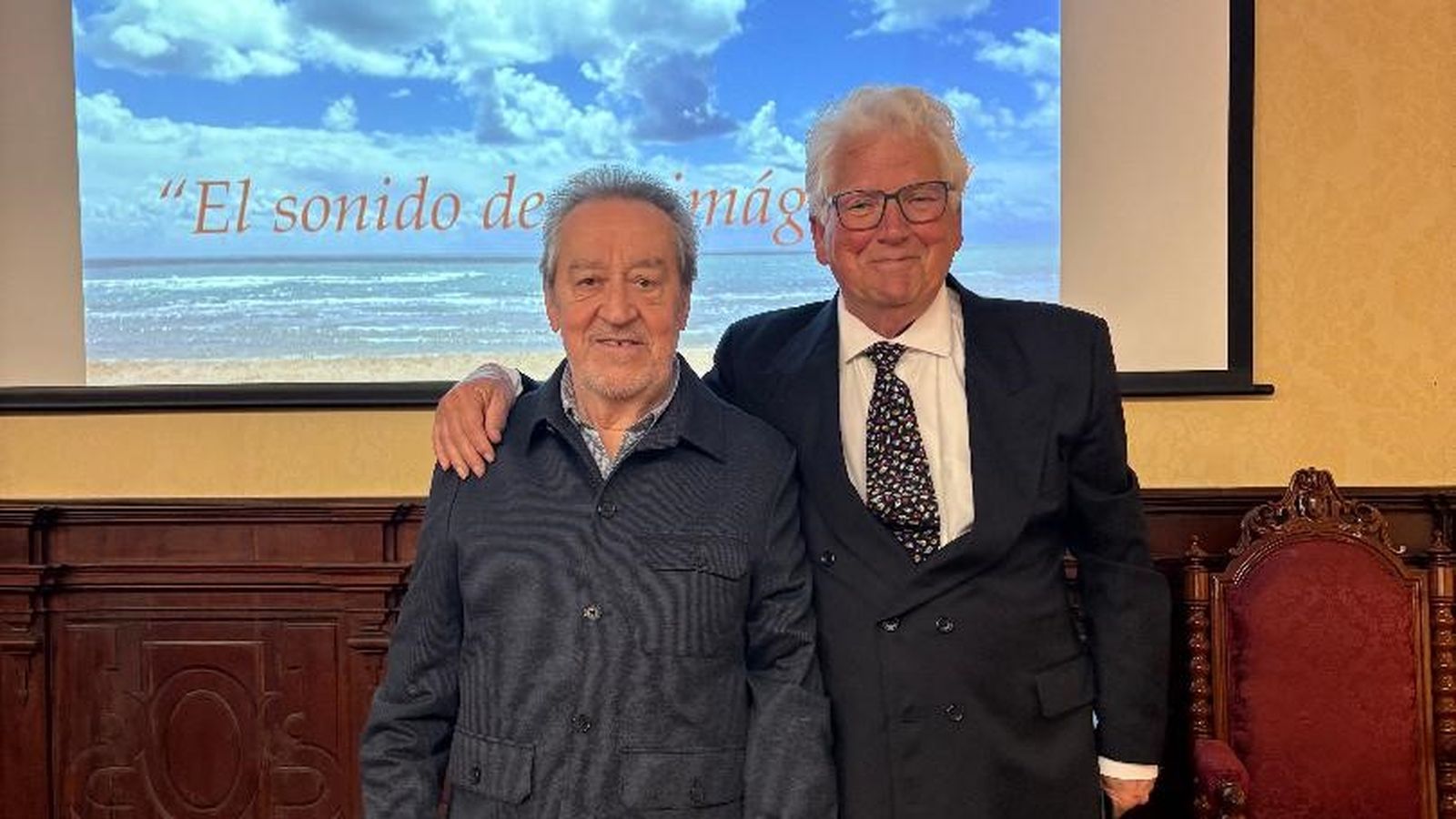 El nuevo académico, con Alberto Ramos Santana.