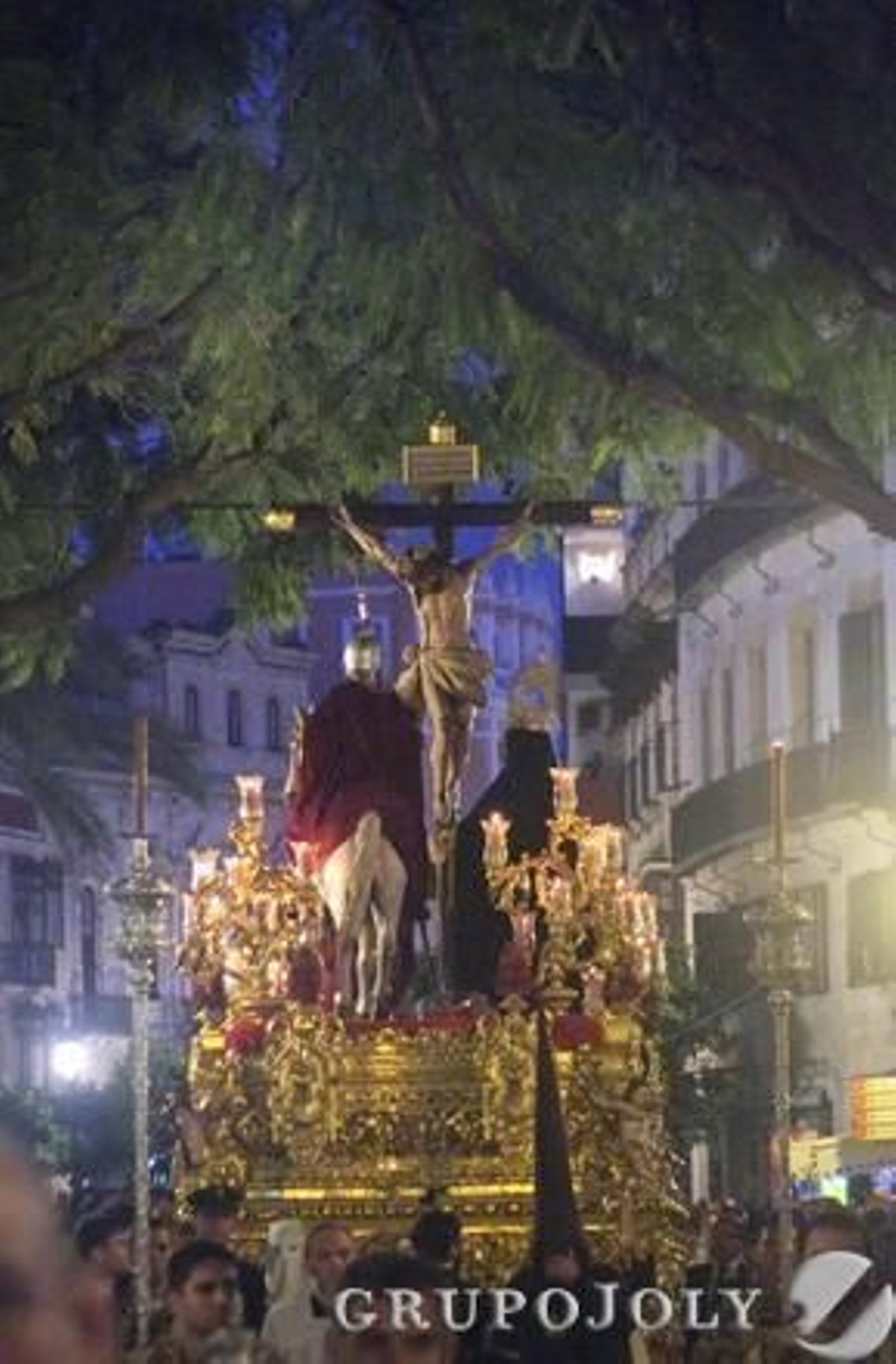 El paso de misterio del Santísimo Cristo de la Lanzada atraviesa Porvera en busca de la calle San Juan de Dios.  Foto: Manu Garcia