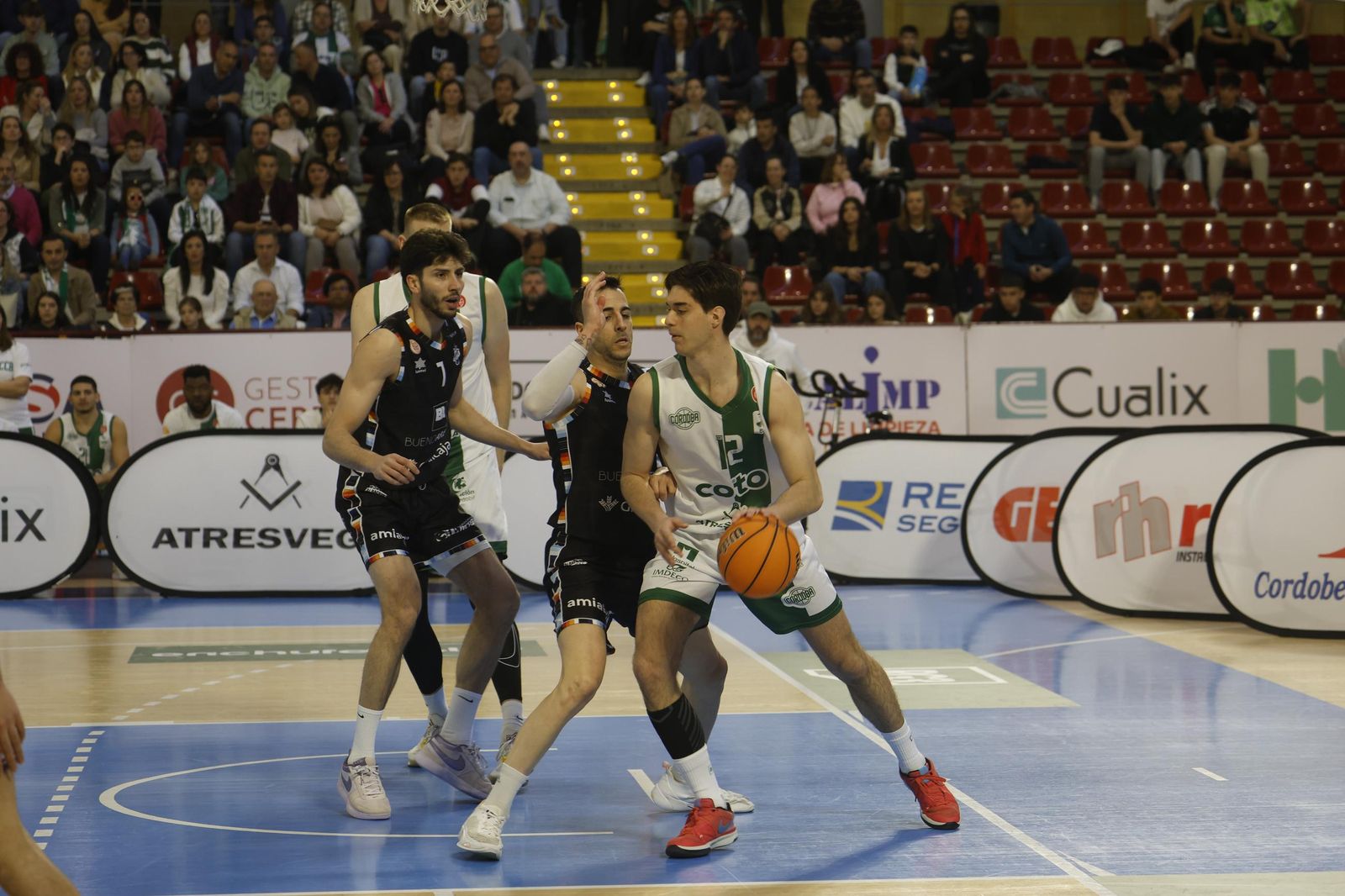 Pablo Martín es presionado por un rival.