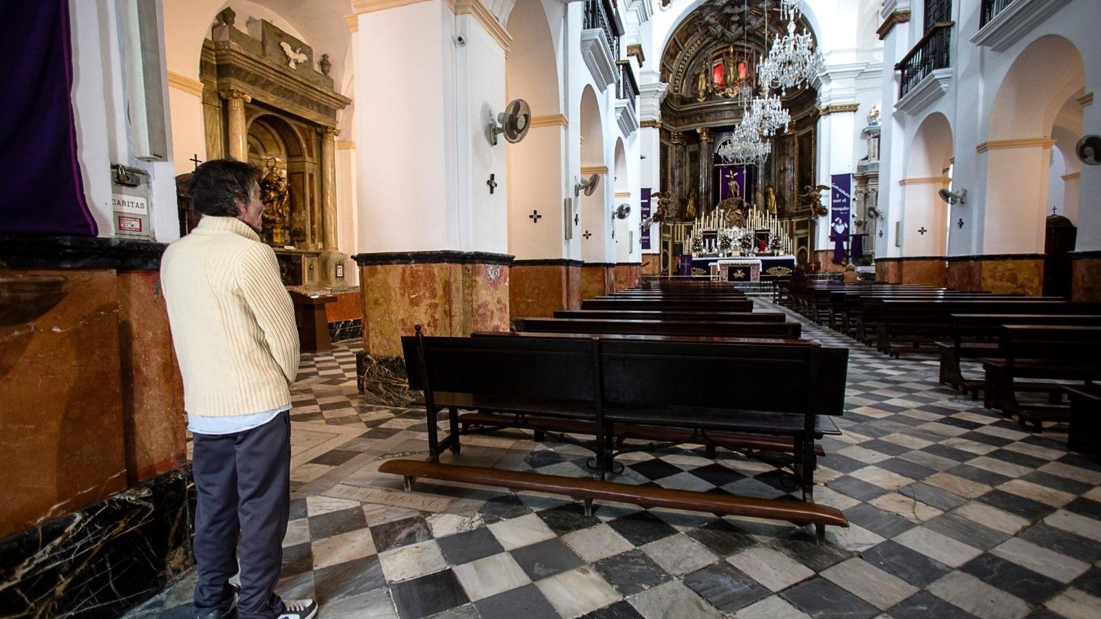 Un hombre contempla el altar mayor de San Agustín, presidido por el Cristo de la Humildad y Paciencia