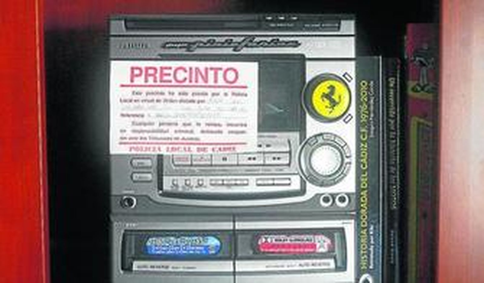 El equipo de música de García Lavié, precintado por la Policía Local.