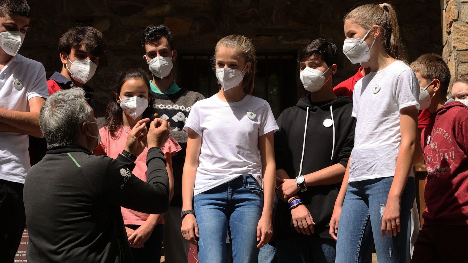 Doña Leonor, doña Sofía y otros jóvenes en la ruta atienden las explicaciones de un guarda forestal