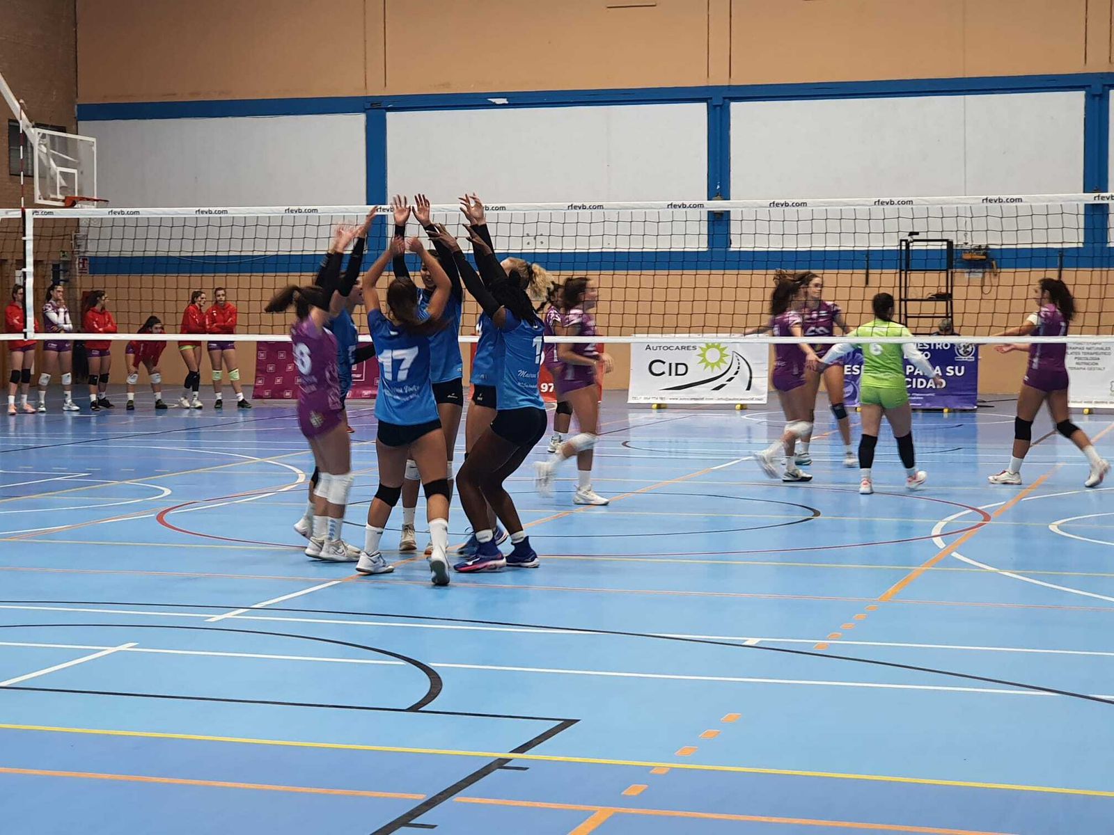 El Mairena Voley celebra la conquista de un set en el pabellón Marina Albau.