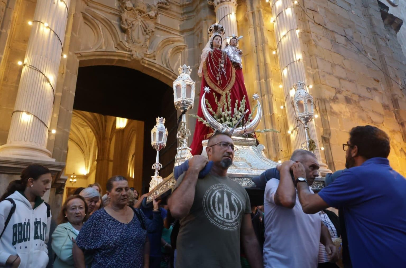 Salida de la Virgen de la Luz, recibida entre aplausos cuando aún no había amanecido.