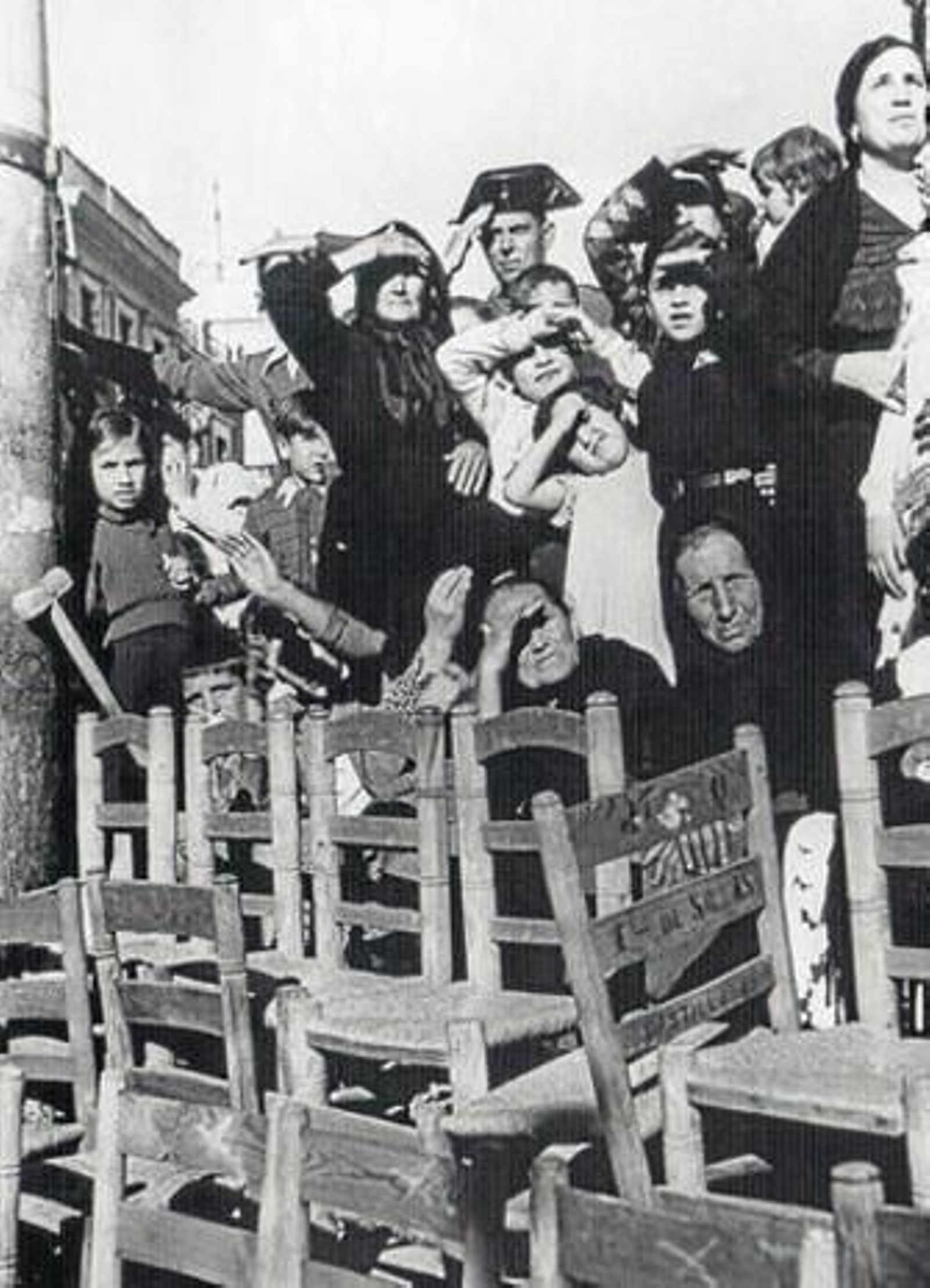 Miradas de Capa. Arriba a la izquierda, imagen del pueblo sevillano aguardando el paso de las cofradías en la Semana Santa de 1935; a la derecha, instantánea de un joven nazareno en la salida procesional de la Hermandad de las Cigarreras; abajo, 'Muerte de un miliciano', fotografía tomada por el reportero húngaro en Cerro Muriano, Córdoba, en plena Guerra Civil española, la que a la postre se convertiría en el principal icono de su obra y lo impulsaría a la fama.