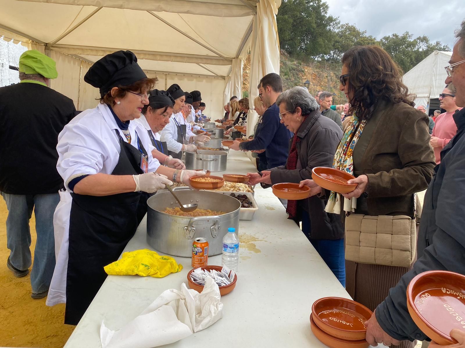 El mayor cocido del mundo cocinado en Jabugo, en imágenes.
